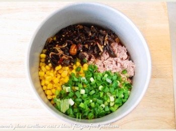 step4: 紅椒麻辣黑菇醬自玻璃罐中夾出後，用菜刀剁碎，與切成蔥花的青蔥，一同放入鍋中。