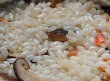 step7: 將炒過的糯米緊密的壓進器皿中，再加1中匙的香菇水