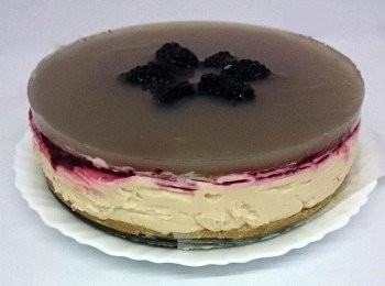 step4: 在蛋糕的頂部，你可以裝飾最喜歡的水果，如芒果，藍莓，草莓，甚至可可粉。