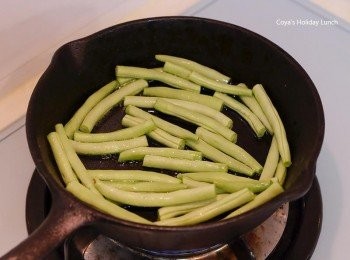 step1: 小火熱鍋後加入1大匙油，四季豆下鍋乾煸