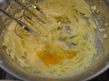 step3: 再將蛋液分2次加入，每次加入後都須充分攪打均勻。