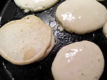 step4: 中火烧到表面开始有气泡，边缘有焦黄色，并且饼可以自由在锅内滑动，饼的反面已经焦黄