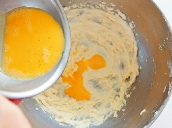 step5: 將蛋汁分成6∼8次加入，每次加入後都要攪拌至融合在一起。