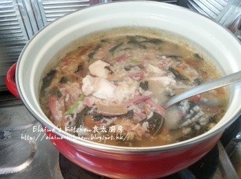 step10: 最後加入鯇魚腩及芫茜莖拌勻蓋上蓋煮10分鐘至魚腩熟透