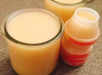 step3: 將魚膠粉溶液與益力多充分混合，然後裝入容器內，如需要可撇走氣泡。