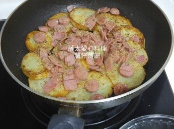 step2: 薯仔鋪於平底鑊中，放入腸仔火腿(先煎香)，灑入香草，放入番茄，菠蘿，倒入雞蛋。