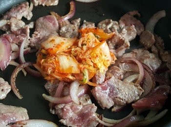 step7: 加入泡菜炒勻。