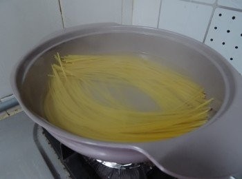 step3: 另一鍋將意粉煮至8成熟