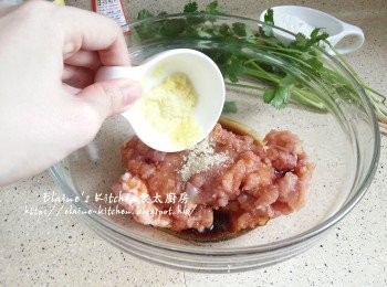 step4: 放入大碗內加入調味料及薑汁拌勻靜待5分鐘
