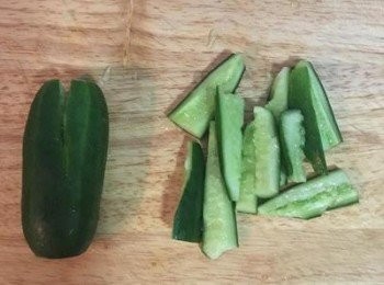 step2: 用可飲用的水洗淨小黃瓜上的鹽後瀝乾，蒜頭和辣椒也是用可飲用水洗喔～ 用菜刀側面輕拍小黃瓜到產生裂痕，延著裂痕切開，刮去中間的籽後，切成適當大小。