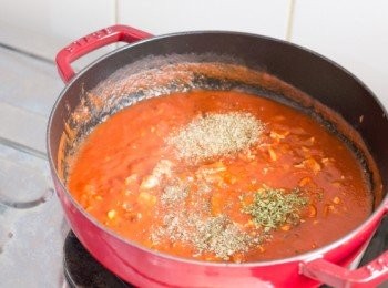 step6: 下乾香草羅勒﹑番茜及牛至拌勻