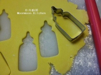 step5: 取出搓軟後搟平，約3毫米厚，用曲奇模印出需要形狀。