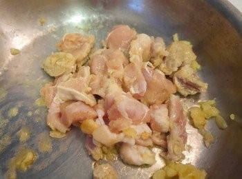 step1: *熱鍋下奶油，拌炒蒜末，雞腿肉，調味鹽巴以及黑胡椒。