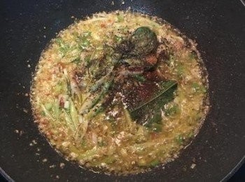 step9: 放入鹽、糖、黑胡椒粉、咖哩粉、薑黃粉及白酒煮滾，試味道，需比一般炒菜要鹹ㄧ點喔～