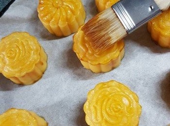 step18: 當掃完邊位後，利用多餘的蛋漿，再輕輕於突出的花紋上輕拍,令花紋沾上蛋漿,不要橫掃,這方法會令蛋漿不易落坑。
待吹乾約3-5分鐘再掃多一次蛋漿,再放回入爐,用200c波多4一5分鐘,取出掃糖水糖水(糖漿少許開水/蜜糖少許開水),再波1分鐘,輕手反轉波底部波多1-2分鐘需目測(因每個爐溫不同,如見到開始出現烈紋,時間就不要波太長)