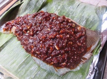 step2: 预热烤箱摄氏二百度。
烤盘放一张锡纸，再放一张香蕉叶，把鱼放上去，再淋上已炒好的醬汁，然后盖上一张锡纸，放进烤箱烤25分钟既可。