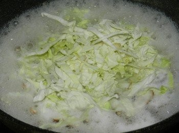 step4: 水滾後加入高麗菜絲，然後可以調節自己喜歡的稠度