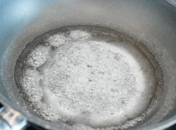 step1: 將水和糖放入大鑊內，用中火煮沸糖漿，期間不要攪拌糖漿。有氣泡出現後，加入麥芽糖拌勻