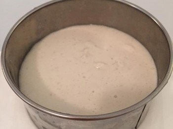 step5: 待稍涼立刻倒上餅底。（因為大菜絲冷卻很快便凝固所以動作要快）