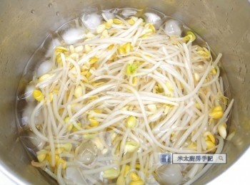 step1: 把芽菜滾水中烚1分鐘，隔去水分，放冰水中冷卻，放入雪櫃備用。