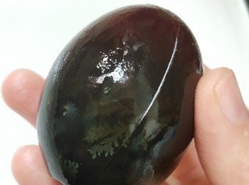 step3: 用線將每個皮蛋切開成8份，擺碟