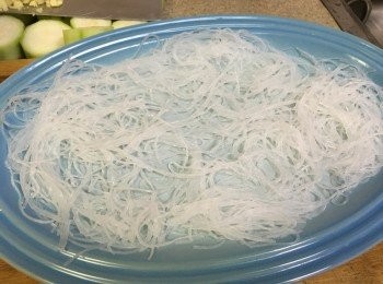 step3: 在大碟中加入一半粉絲鋪好