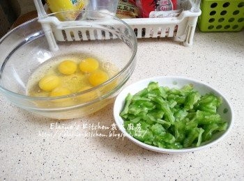 step3: 用水沖洗後渣乾水份 , 雞蛋打入碗中