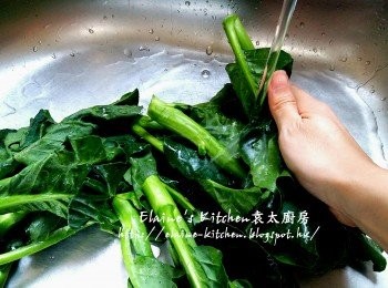step2: 芥蘭浸10分鐘後用水沖洗乾淨