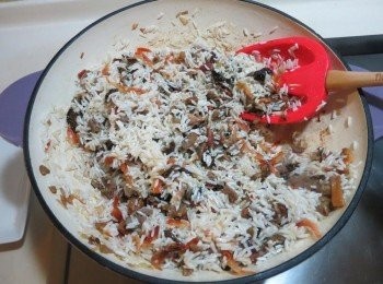 step4: 加入泡好的米.加入醬油稍微拌炒.加進1:1的水量(3杯米3杯水)