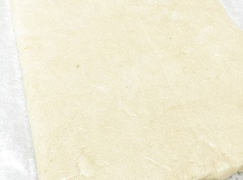 step1: 1) 凍牛油粒混合糖霜、鹽、杏仁粉，用指尖或食物處理器打成沙粒狀

2) 加入蛋汁混合成糰，壓平大約6mm，包好放雪2小時