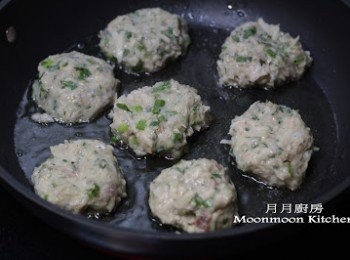 step7: 起鑊，下油燒熱，用匙取出適量材料，用手搓圓，放入油鑊中，用鑊鏟壓平。