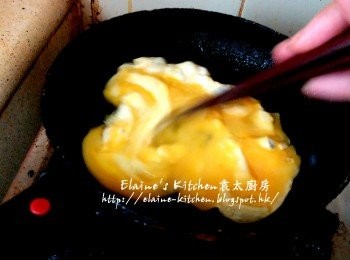 step2: 蛋液放入鑊中用慢火拌勻炒成蛋碎