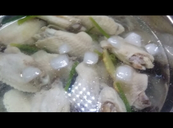 step3: 撈起<a href="https://bit.ly/3zHU5V3" target="_blank" data-keyword="雞翼" class="guide-link"><strong>雞翼</strong></a> <span style="display:inline-block;vertical-align:middle;margin-top:-3px;color:initial;border-radius:3px;padding:2px 3px;font-size:12px;line-height:14px;background:#87d300;color:#fff;">即買</span> 後馬上浸冰水降溫至<a href="https://bit.ly/3zHU5V3" target="_blank" data-keyword="雞翼" class="guide-link"><strong>雞翼</strong></a> <span style="display:inline-block;vertical-align:middle;margin-top:-3px;color:initial;border-radius:3px;padding:2px 3px;font-size:12px;line-height:14px;background:#87d300;color:#fff;">即買</span> 完全冰涼。
Soak the chicken wings in iecd water until they are cool.