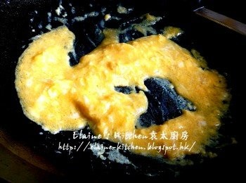 step6: 將蛋液放入鑊中炒至至熟