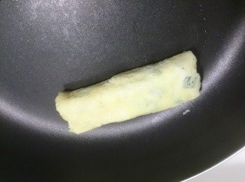 step4: 重複步驟3至蛋液用完，接著將蛋捲放置鍋子的邊緣，蓋鍋蓋慢煎悶熟(要記得2面都煎)