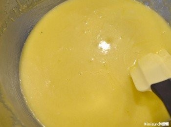 step6: 最後慢慢加入融化的奶油攪拌至麵糊均勻