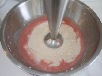 step4: 將草莓泥倒入小湯鍋中，以小火煮滾，一邊攪拌，煮至濃稠狀。

(新鮮水果中的酵素會破壞吉利丁片的凝結力，所以一定要將草莓泥先煮過喔！)

煮好的草莓醬，倒入一開始裝有乳酪的攪拌盆中，以手持攪拌棒打成柔順細滑狀。