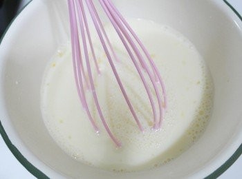 step6: 將剛剛煮好的牛奶緩緩倒入，倒入時要一邊攪拌。