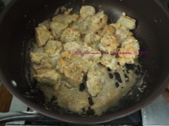 step3: 準備熱鍋, 倒入2湯匙油, 熱油下輕放入金沙骨, 半煎炸10分鐘左右