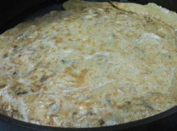 step9: 就可以將蠔仔餅糊反面，再用慢火煎另外一面至金黄色