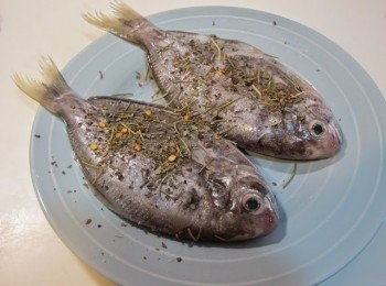 step1: 將魚洗淨擦乾後，雙面抹上鹽。