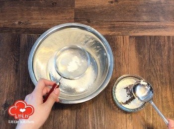 step2: 將低筋麵粉過篩