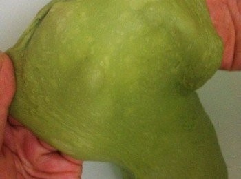 step2: 然後放在工作台上搓揉甩打直至出現筋膜 (*牛油有機會令麵筋擴展性受阻，因此，正確做法應該是先將麵團搓好後才加入牛油再搓均。但有時偷懶，將所有材料混合就搓揉甩打好像也沒有什麼大問題）