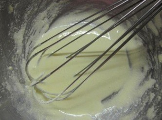 step2: 蛋黃和糖打到呈淡黃色