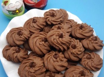 step14: 將唧好的曲奇放入焗爐,用180c焗約15分鐘,時間因應爐溫而定會有相差,焗好後取出灘凍即可入密實盒保存