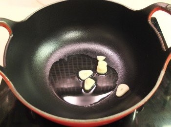 step2: 下1湯匙油先爆香蒜片