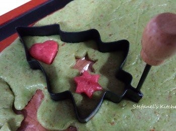 step4: 排放曲奇有牛油紙的焗盤上，預熱焗爐至 150度 , 焗15-20分鐘即成！