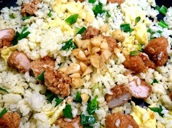 step9: 加蒜頭：待葱綠變軟時，放入蒜頭，拌炒一下。