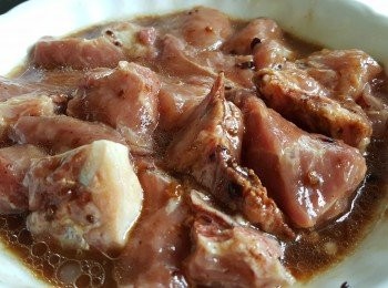 step1: 排骨洗淨抹乾水，用<span class="group_2">醃料</span>醃半小時。