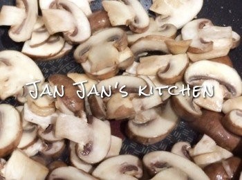 step1: 下1湯匙油炒香蒜蓉蘑菇，即可撈起放入攪拌機，加入雞湯及熱水打勻。倒出放鍋再次煮熱，大概7分鐘，不時攪拌。